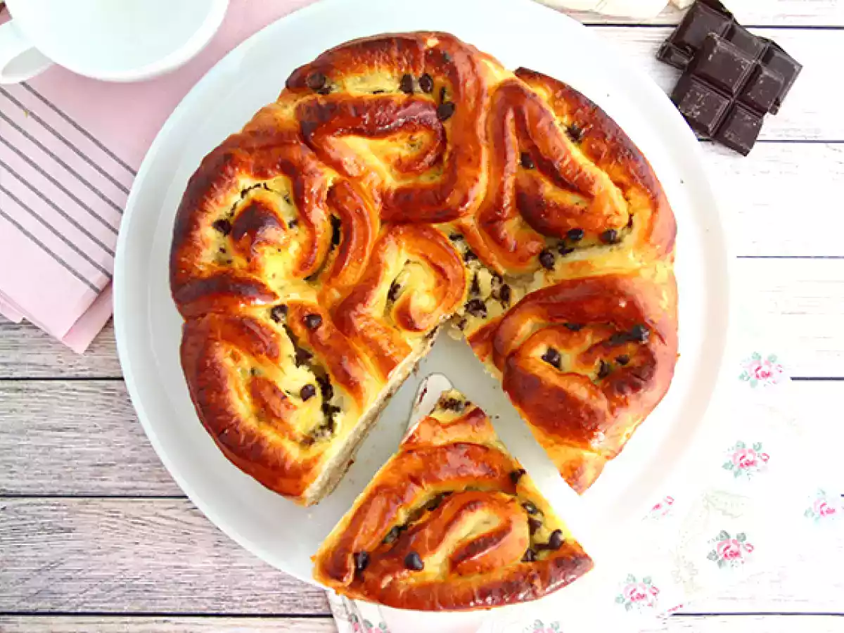 Chinesische Brioche, gefüllt mit Gebäckcreme und Schokoladenstückchen - foto 4