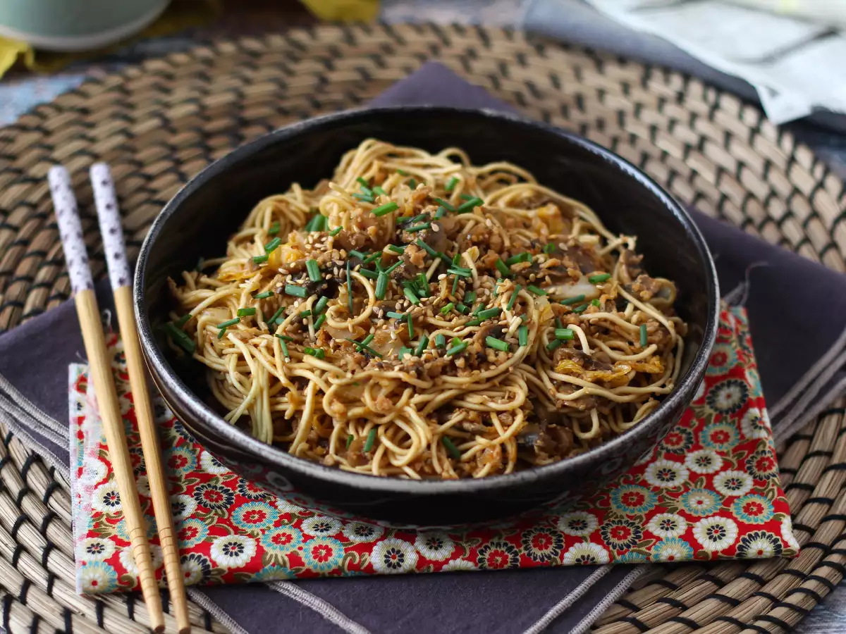Chinesischer Nudel-Wok mit Gemüse und texturiertem Sojaprotein