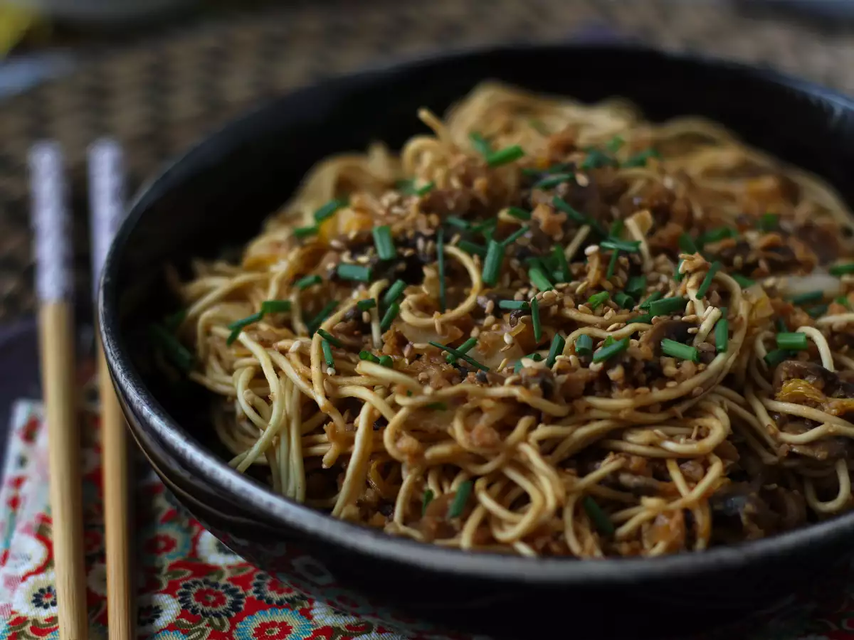 Chinesischer Nudel-Wok mit Gemüse und texturiertem Sojaprotein - foto 2