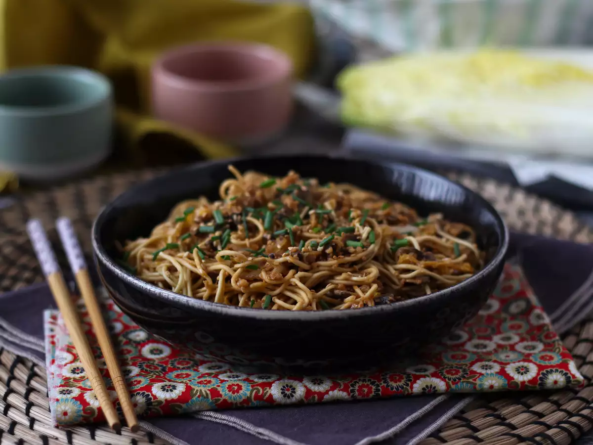 Chinesischer Nudel-Wok mit Gemüse und texturiertem Sojaprotein - foto 4