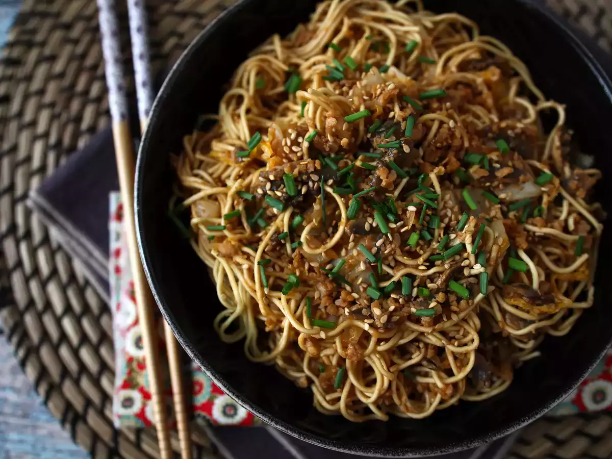 Chinesischer Nudel-Wok mit Gemüse und texturiertem Sojaprotein - foto 5