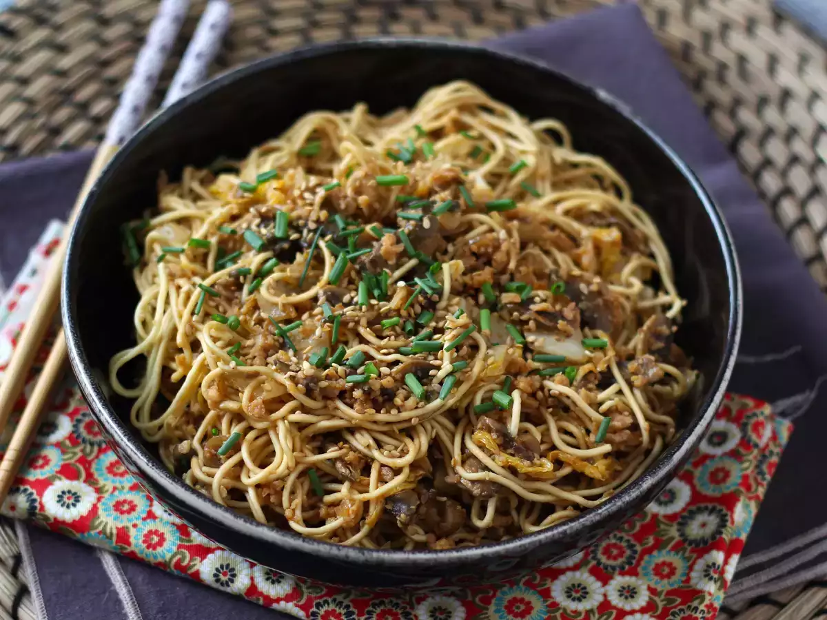 Chinesischer Nudel-Wok mit Gemüse und texturiertem Sojaprotein - foto 6