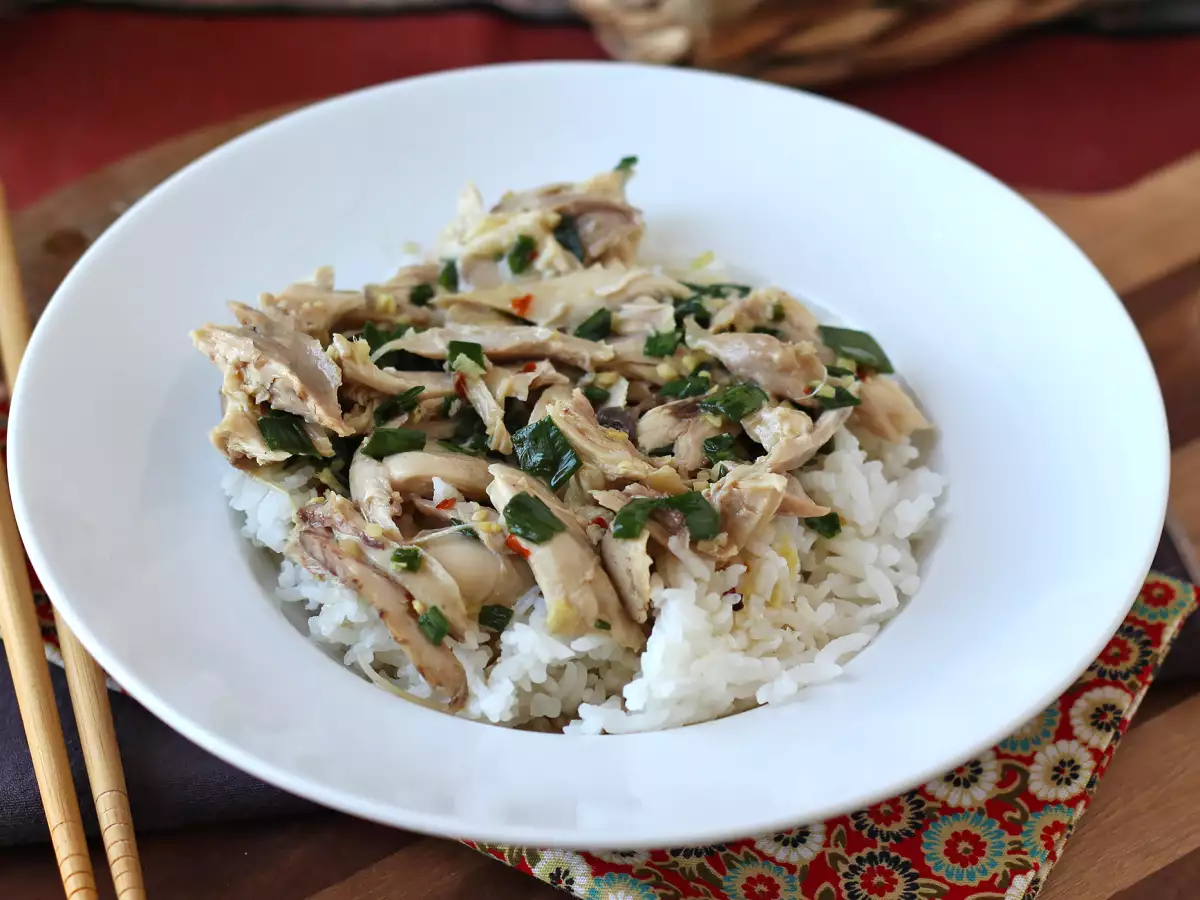 Chinesisches, gedämpftes Hähnchen mit Ingwer – unglaublich zart und aromatisch