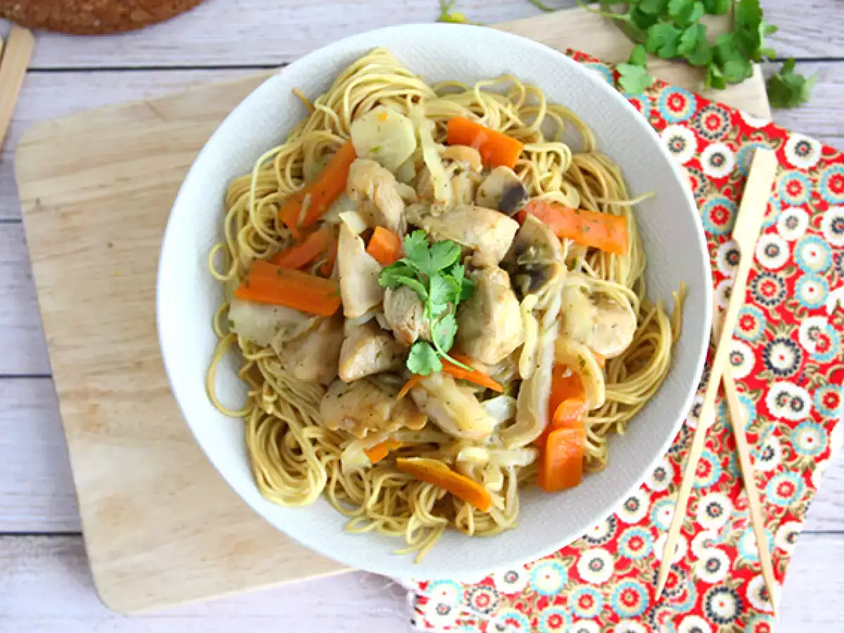 Chow Mein (Chao-Männer), chinesische Nudeln mit Hühnchen und Gemüse - foto 3