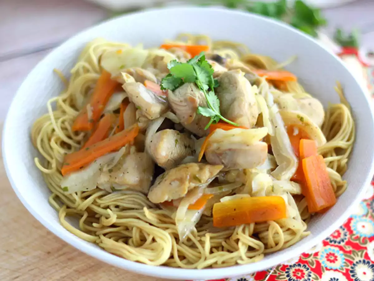 Chow Mein (Chao-Männer), chinesische Nudeln mit Hühnchen und Gemüse - foto 4