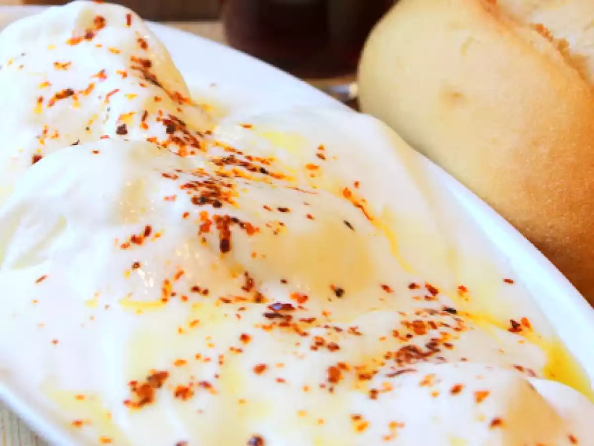 Çılbır /Pochierte Eier mit Joghurt Knoblauchsoße