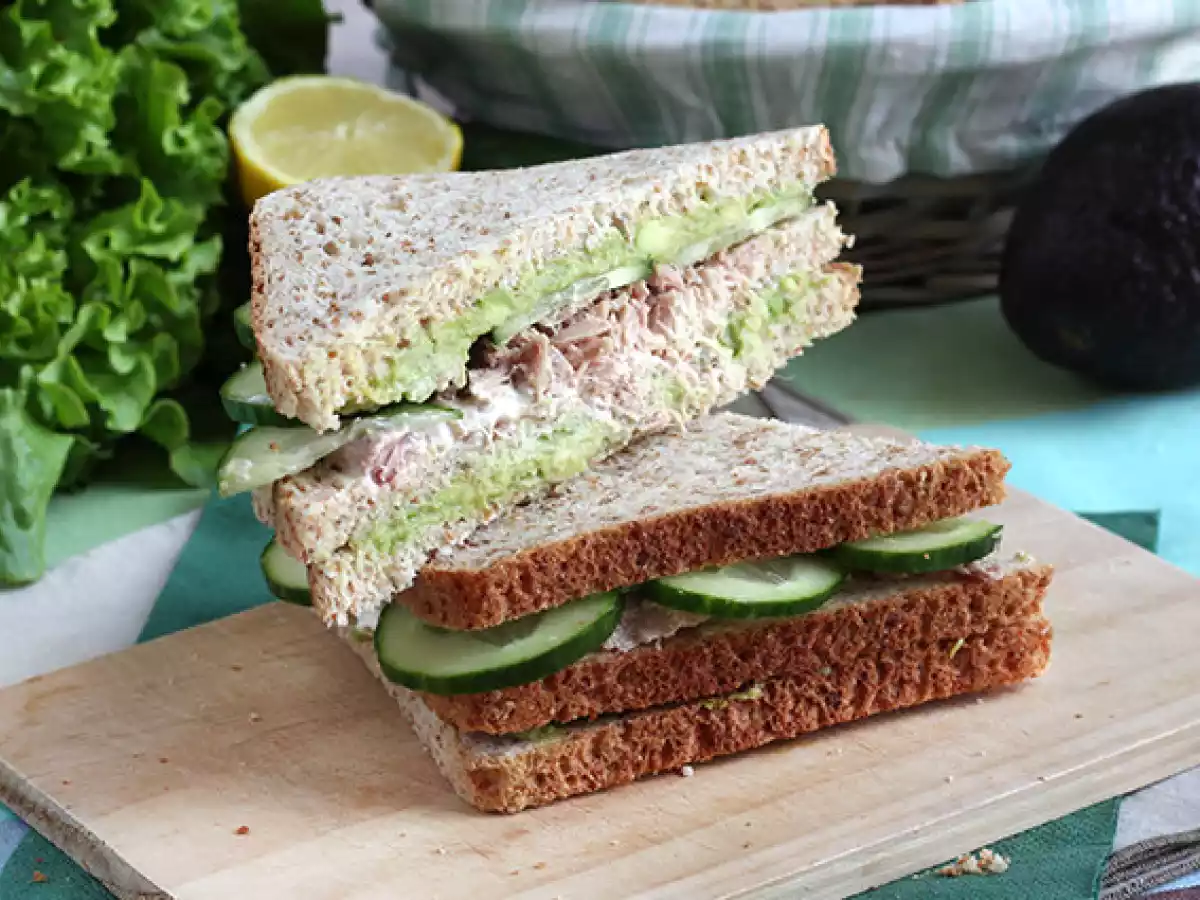 Club-Sandwich mit Thunfisch und Avocado