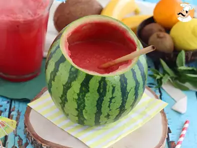 Cocktail Gin in einer Wassermelone