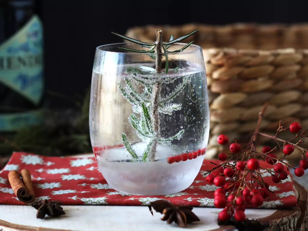 Cocktail mit einem verschneiten Tannenbaum im Inneren