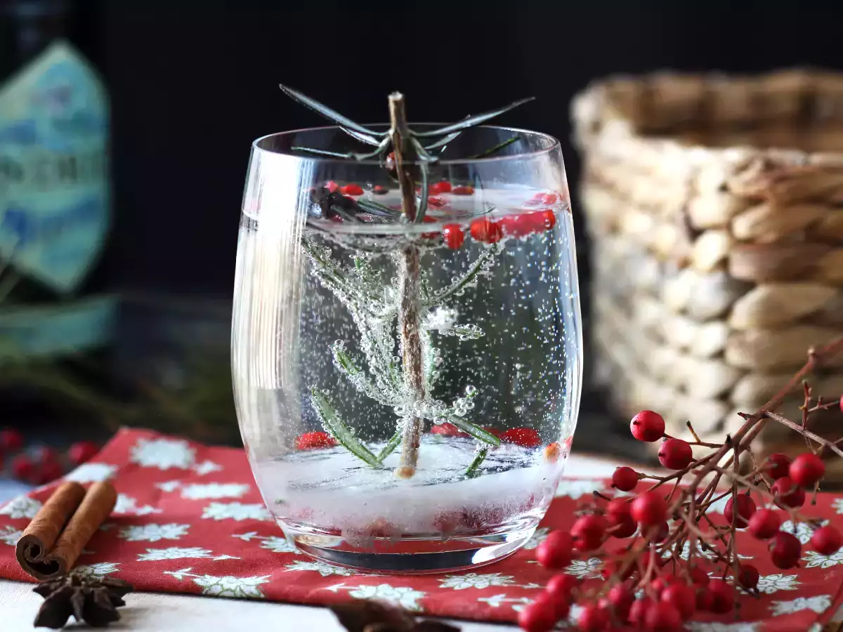 Cocktail mit einem verschneiten Tannenbaum im Inneren - foto 2