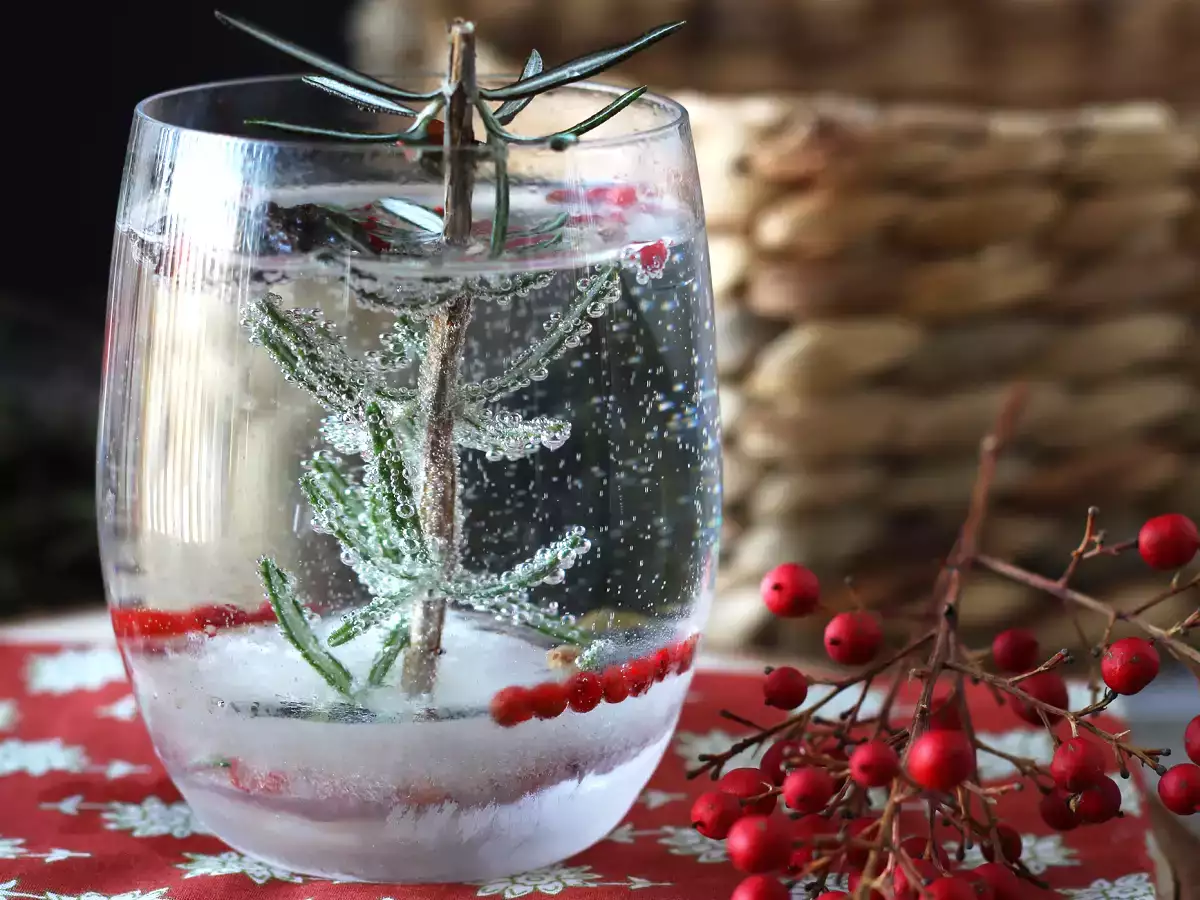 Cocktail mit einem verschneiten Tannenbaum im Inneren - foto 3