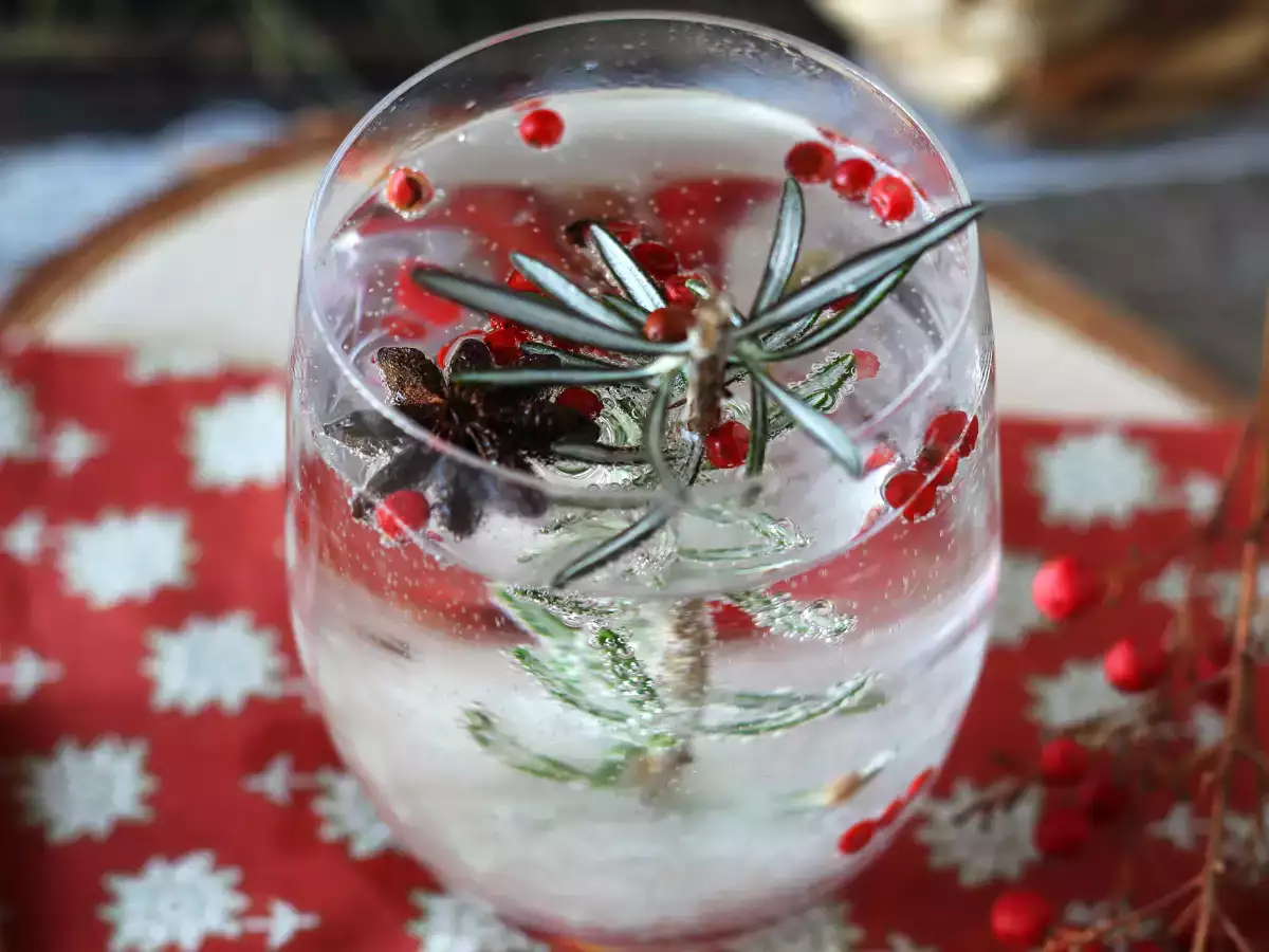 Cocktail mit einem verschneiten Tannenbaum im Inneren - foto 4