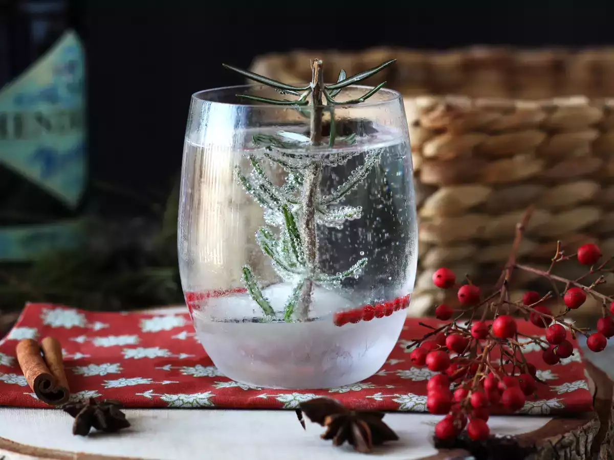 Cocktail mit verschneitem Tannenbaum im Glas