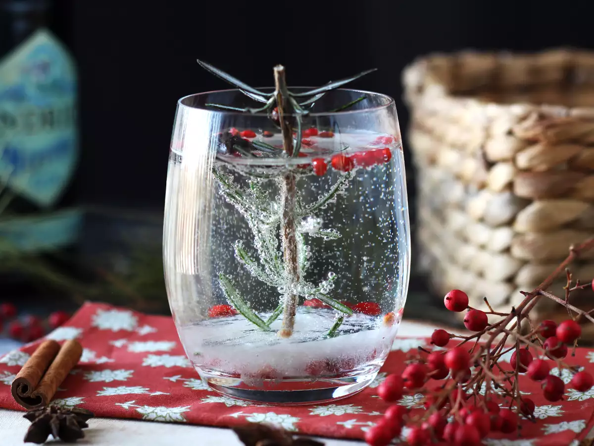 Cocktail mit verschneitem Tannenbaum im Glas - foto 2