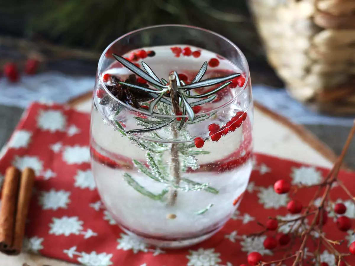 Cocktail mit verschneitem Tannenbaum im Glas - foto 5