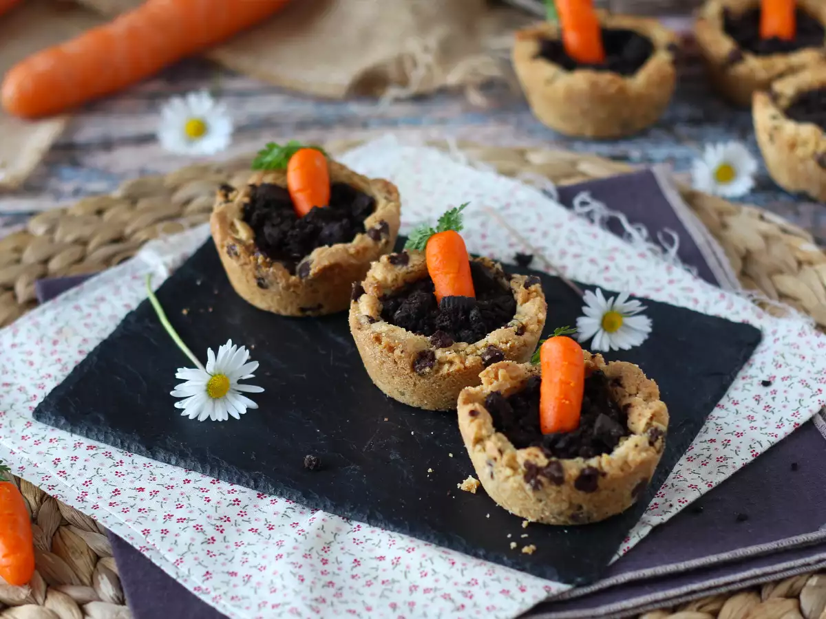 Cookie-Cups mit Schokoladenganache – kleine Karottentöpfe aus Keksteig