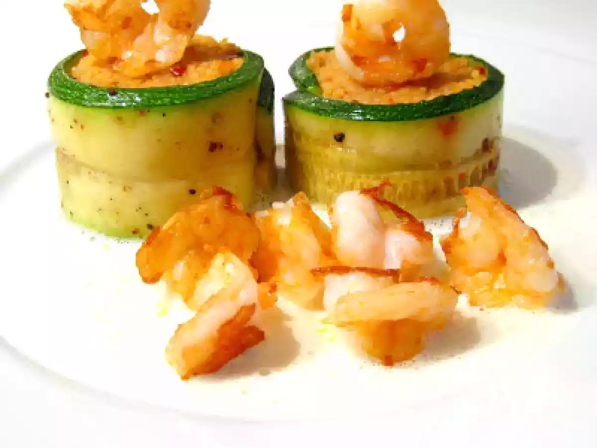 Couscous im Zucchiniröllchen mit Garnelen und Ziegenkäseschaum