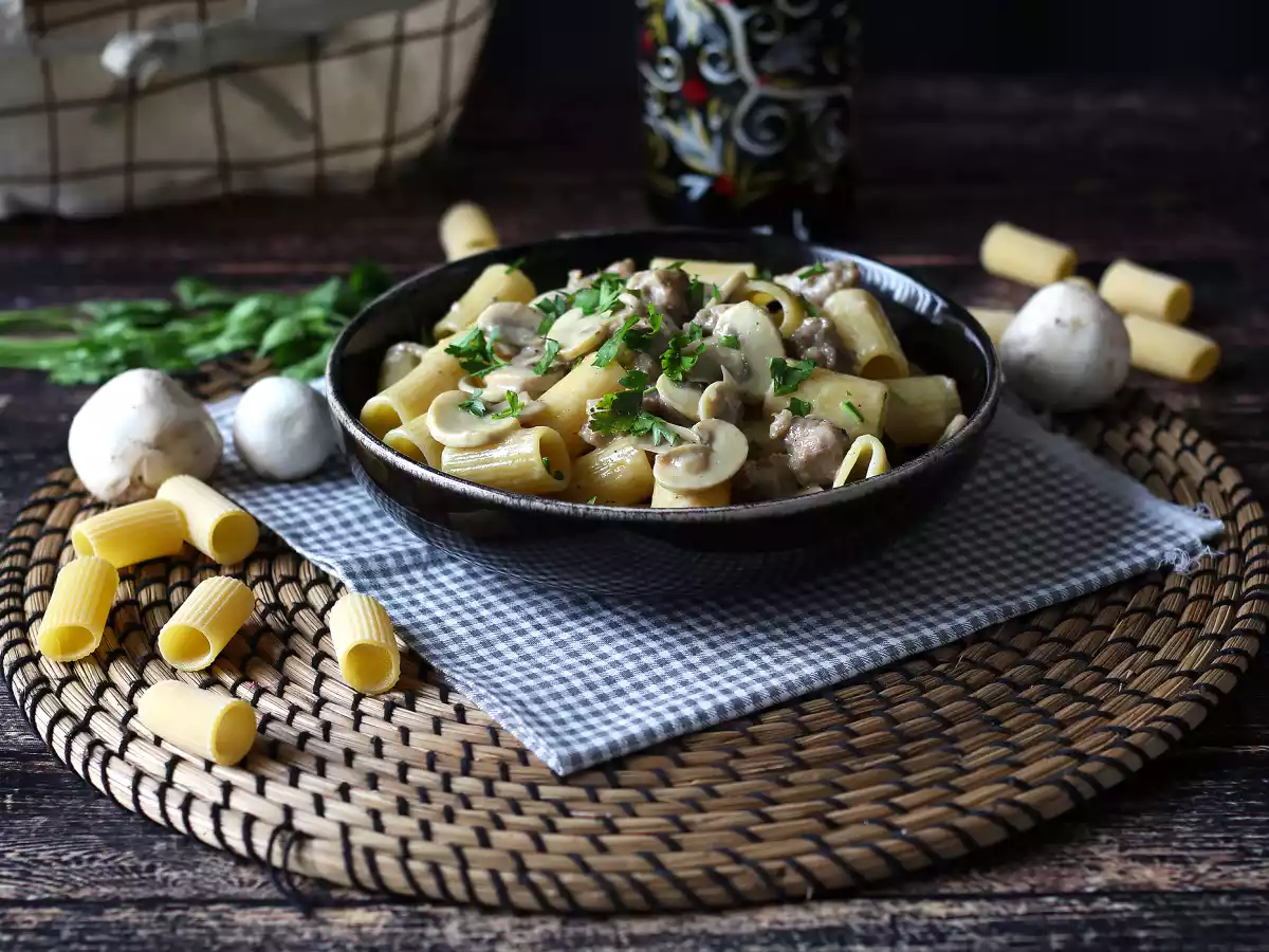 Cremige Nudeln mit Champignons und Wurst - foto 2