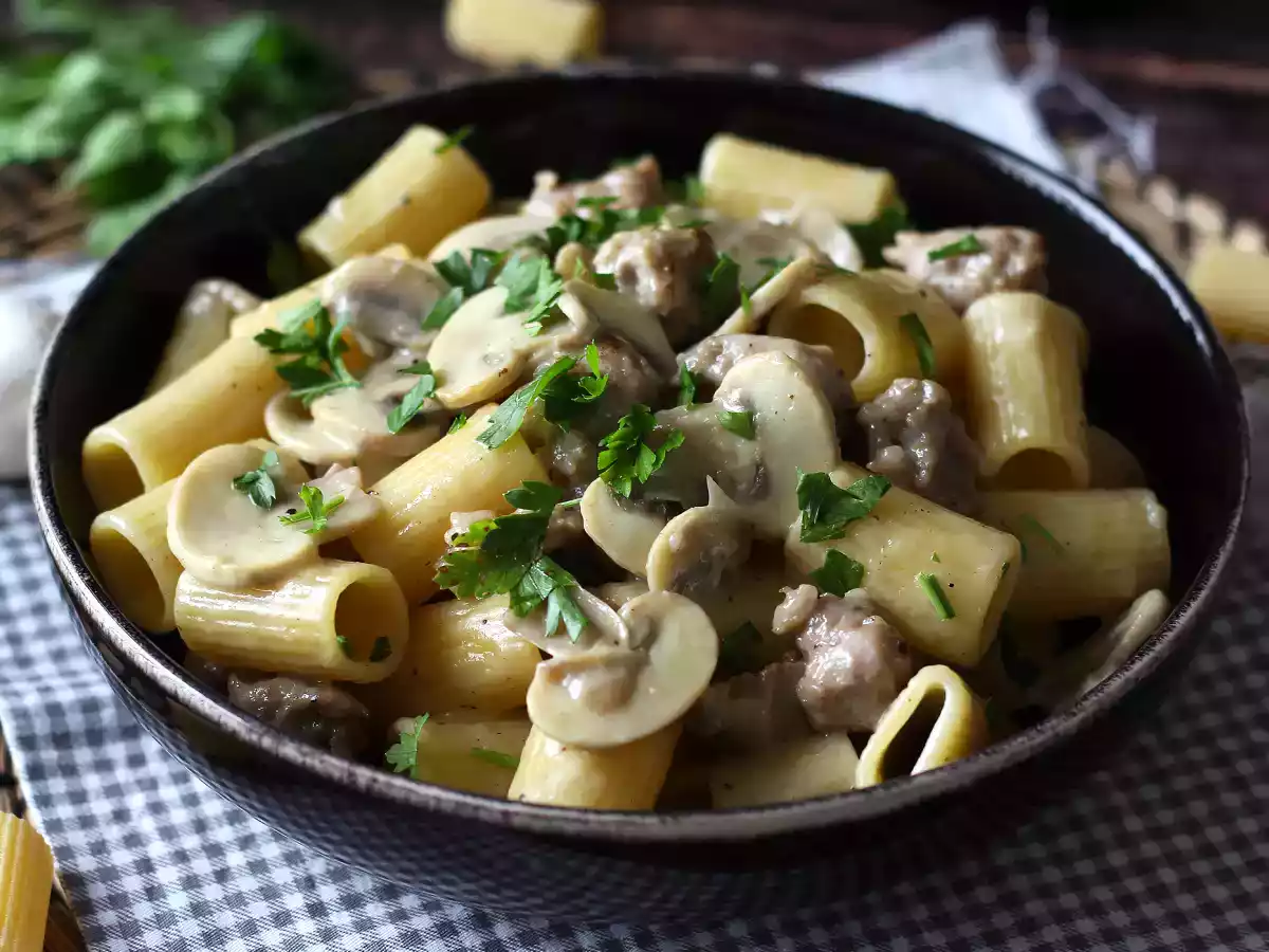 Cremige Nudeln mit Champignons und Wurst - foto 3