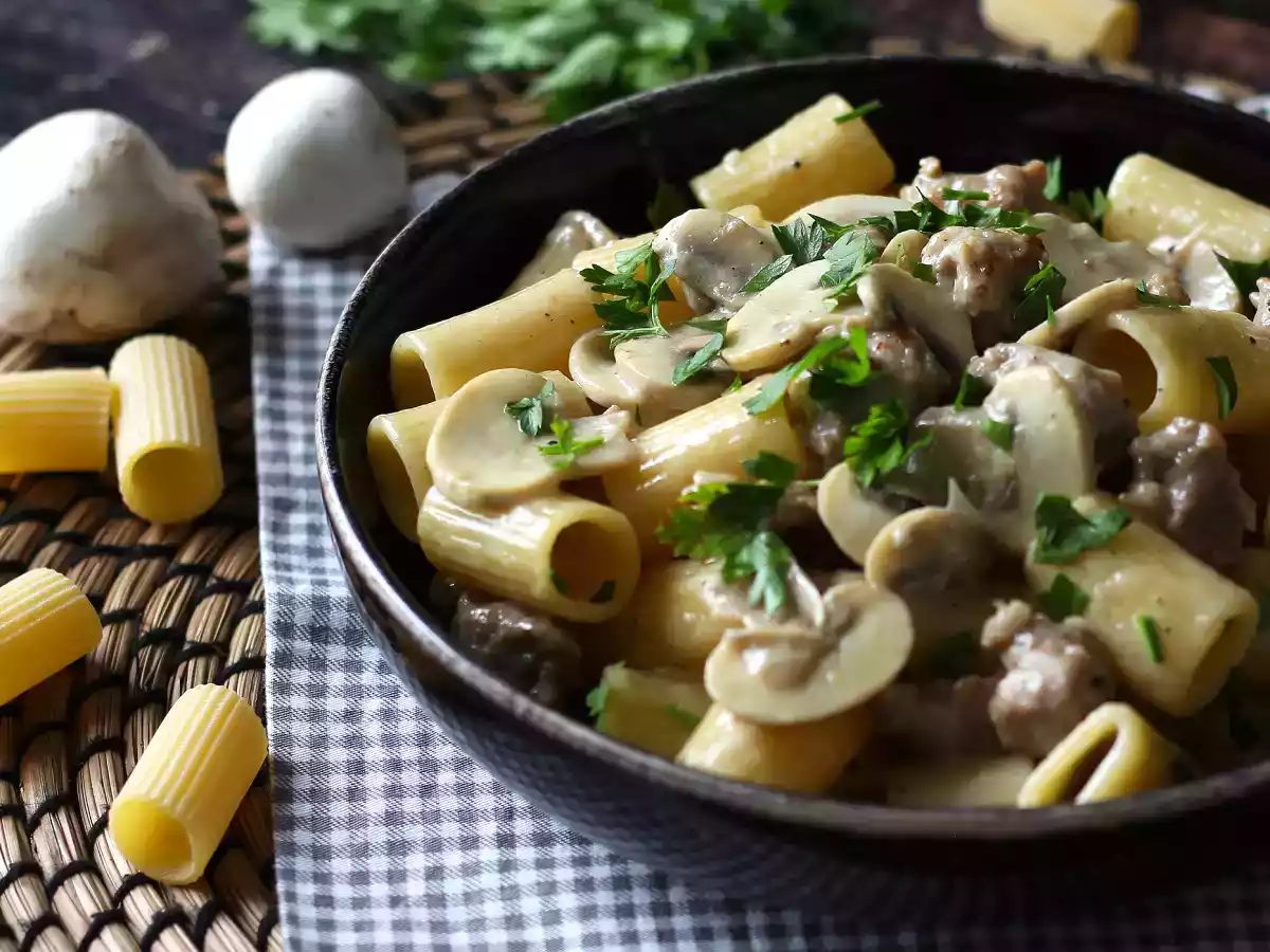 Cremige Nudeln mit Champignons und Wurst - foto 4