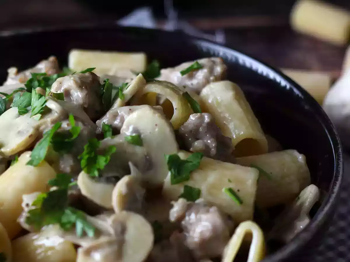 Cremige Nudeln mit Champignons und Wurst - foto 5