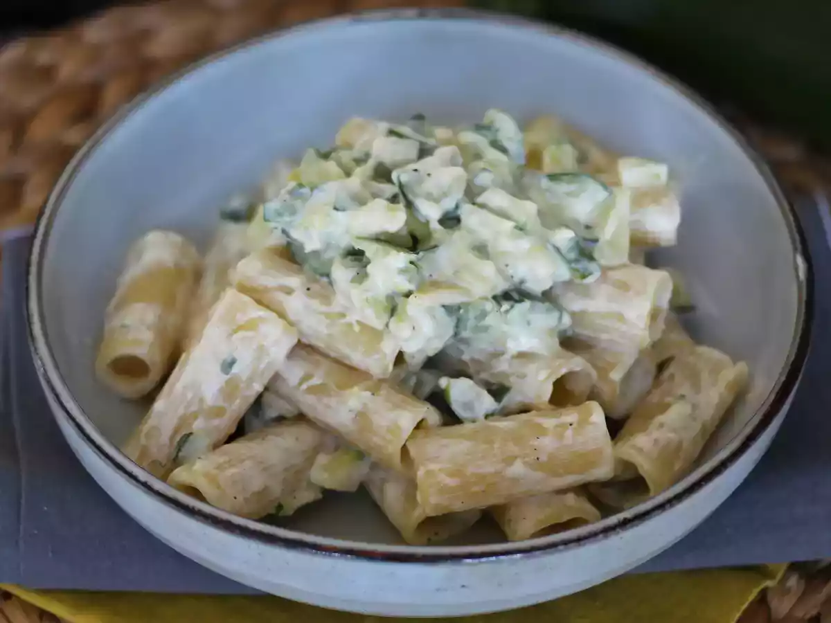 Cremige Nudeln mit Zucchini, ein schmackhaftes und sehr schnelles Rezept - foto 4
