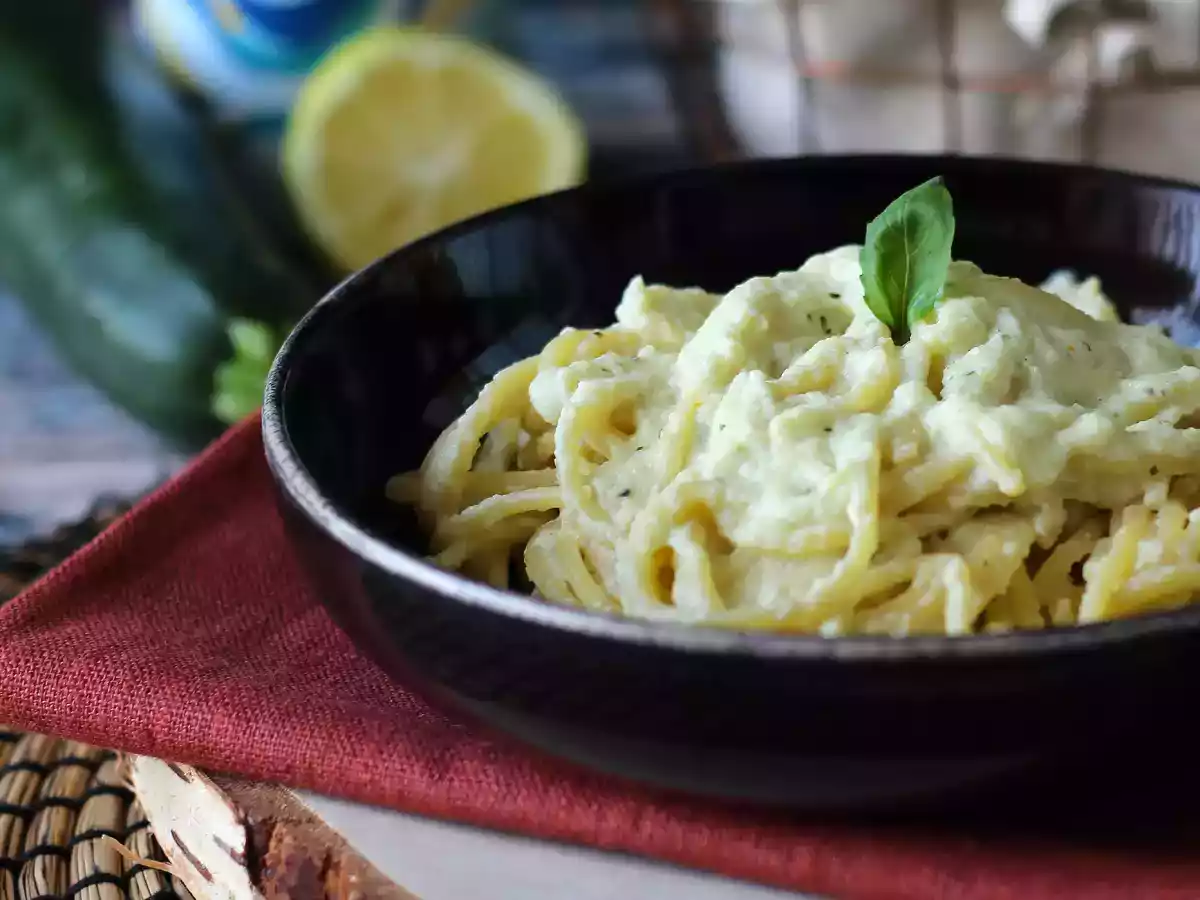 Cremige Nudeln mit Zucchini und griechischem Joghurt - foto 3