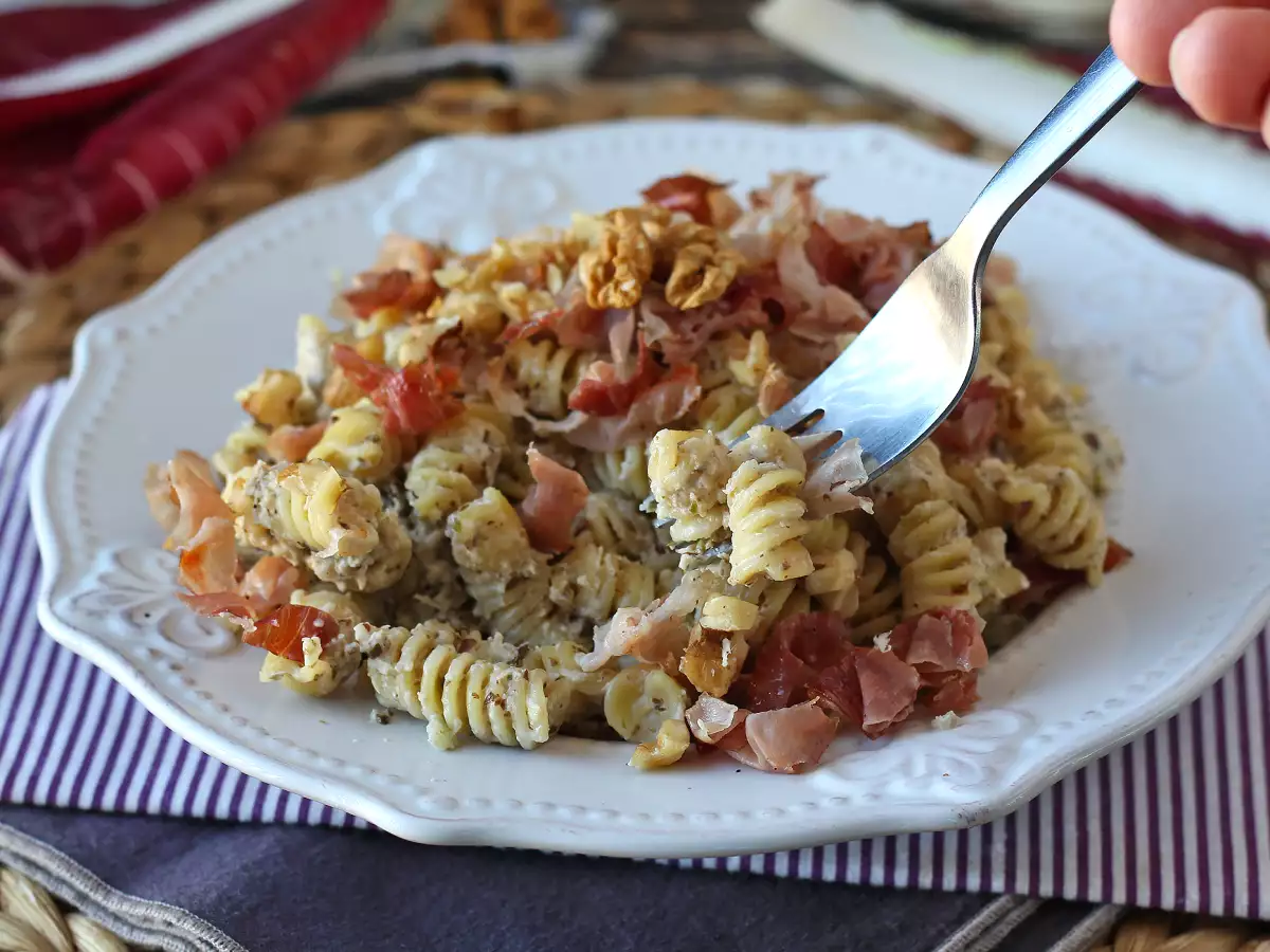 Cremige Pasta mit Radicchio, knusprigem Speck und Walnüssen – schnelles Rezept - foto 2