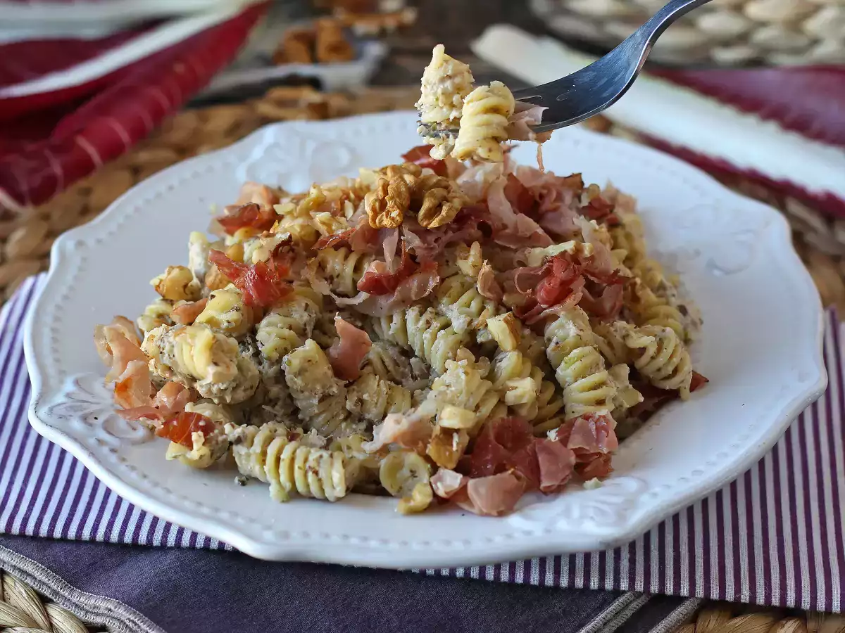 Cremige Pasta mit Radicchio, knusprigem Speck und Walnüssen – schnelles Rezept - foto 6