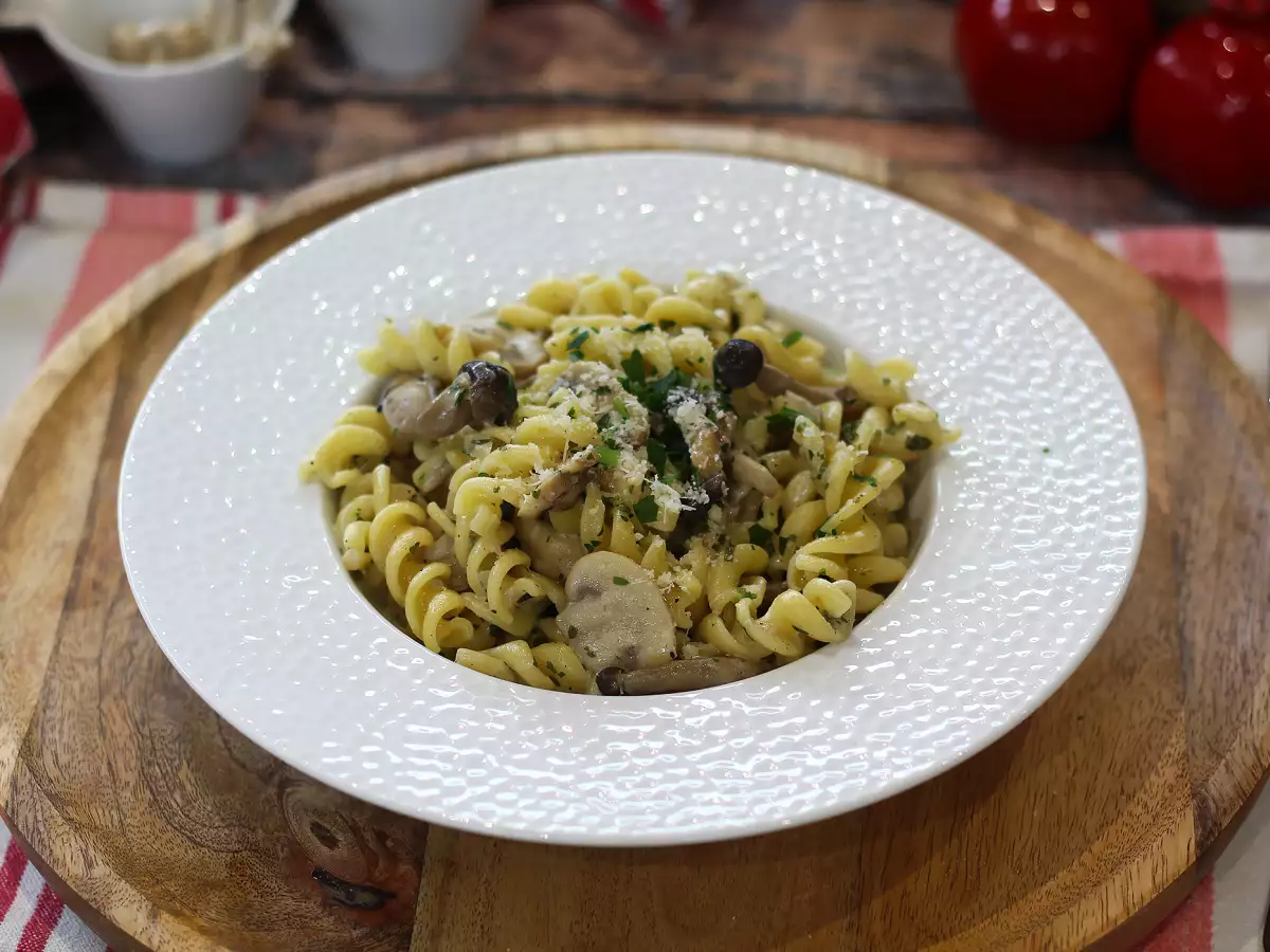 Cremige Pasta mit Shimeji und braunen Champignons