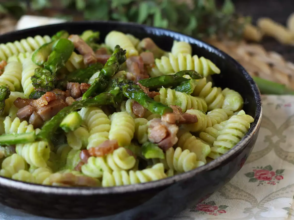 Cremige Pasta mit Spargel und Speck: einfaches und leckeres Rezept - foto 2