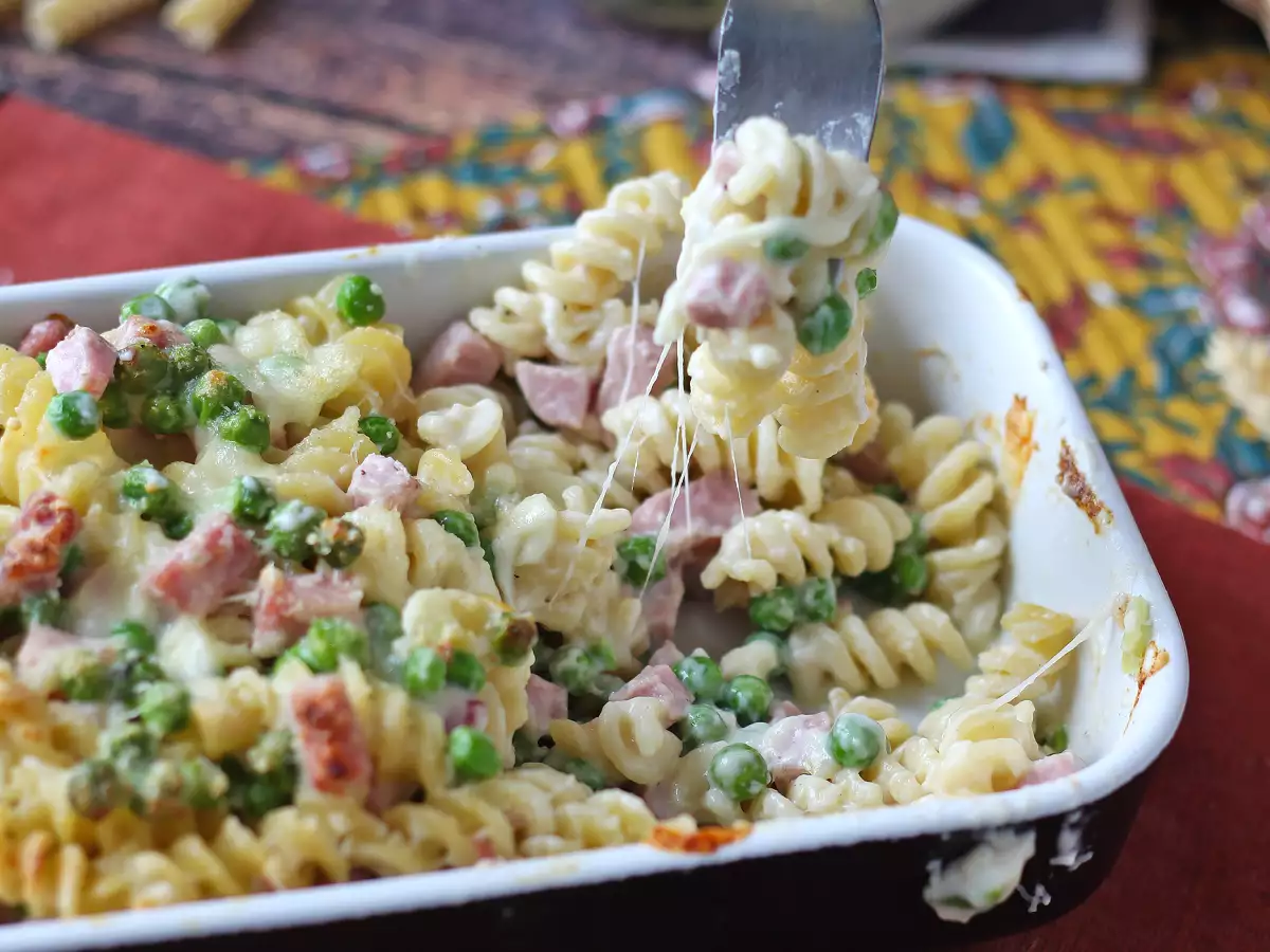 Cremige überbackene Pasta mit Erbsen und gekochtem Schinken - foto 4