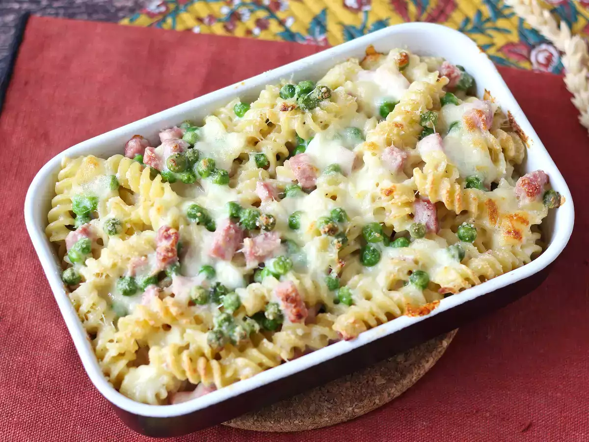 Cremige überbackene Pasta mit Erbsen und gekochtem Schinken - foto 6
