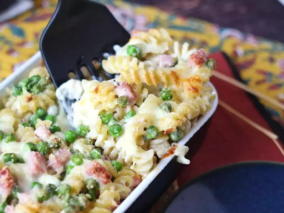 Cremige überbackene Pasta mit Erbsen und gekochtem Schinken - foto 7