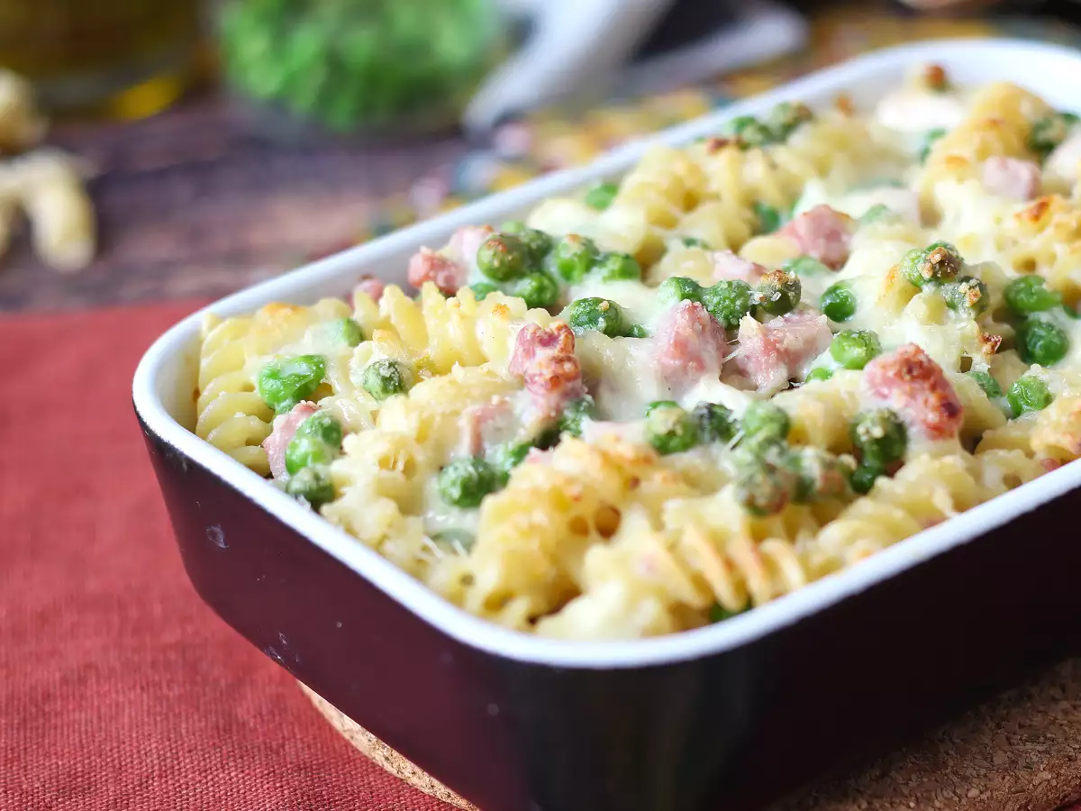 Cremige überbackene Pasta mit Erbsen und gekochtem Schinken - foto 9