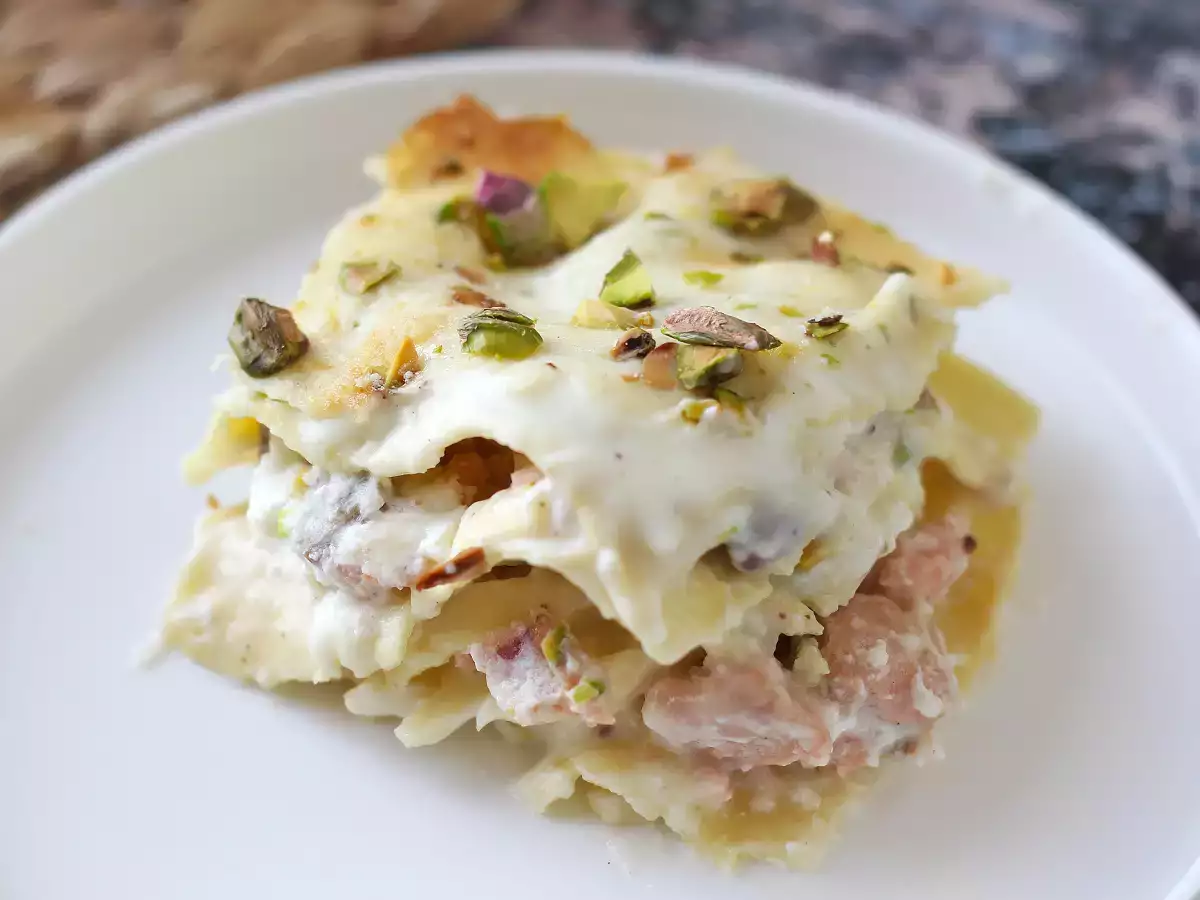 Cremige und knusprige Lachslasagne mit Burrata und Pistazien