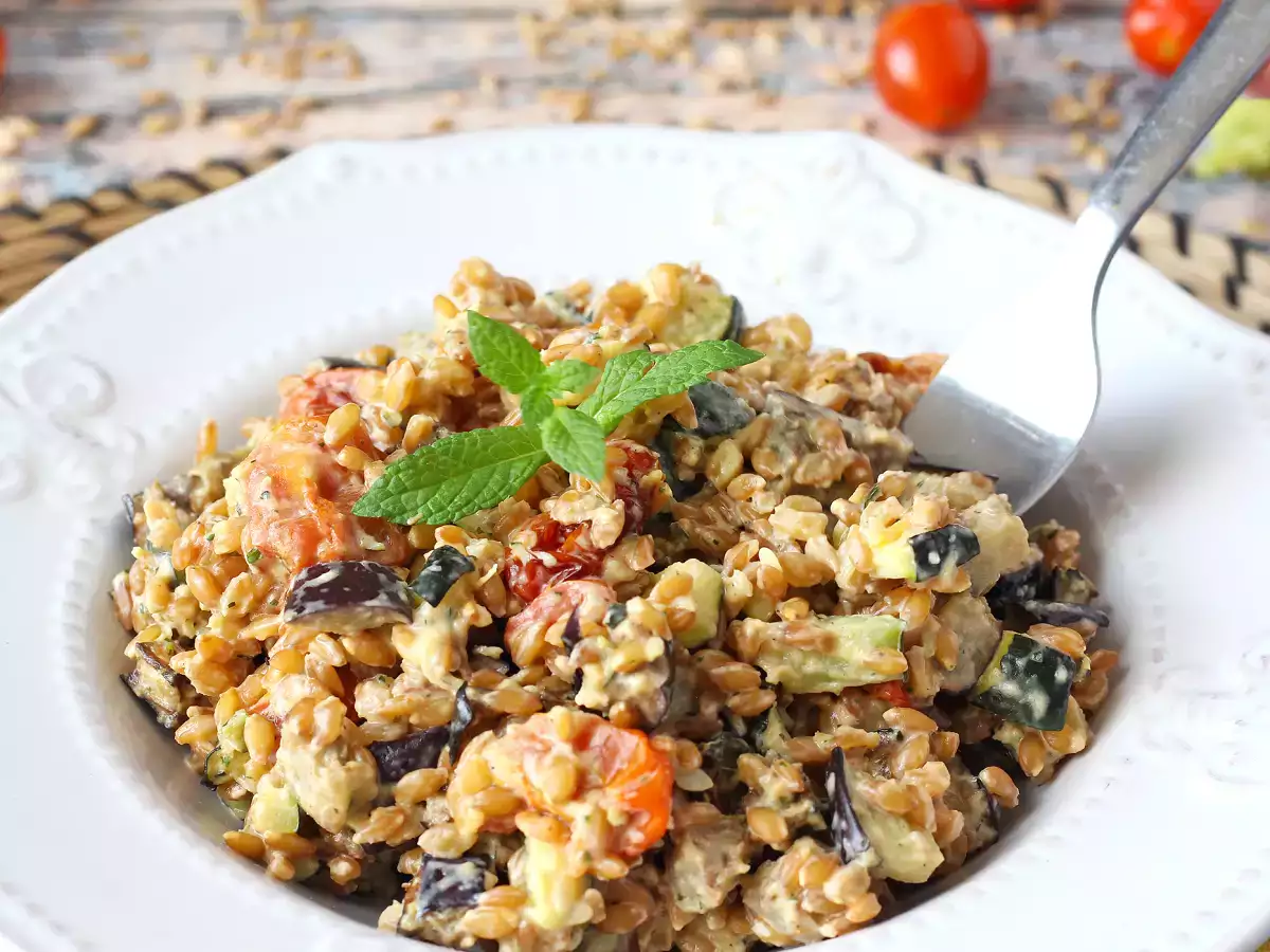 Cremiger Dinkelsalat mit Zucchini, Auberginen und Kirschtomaten