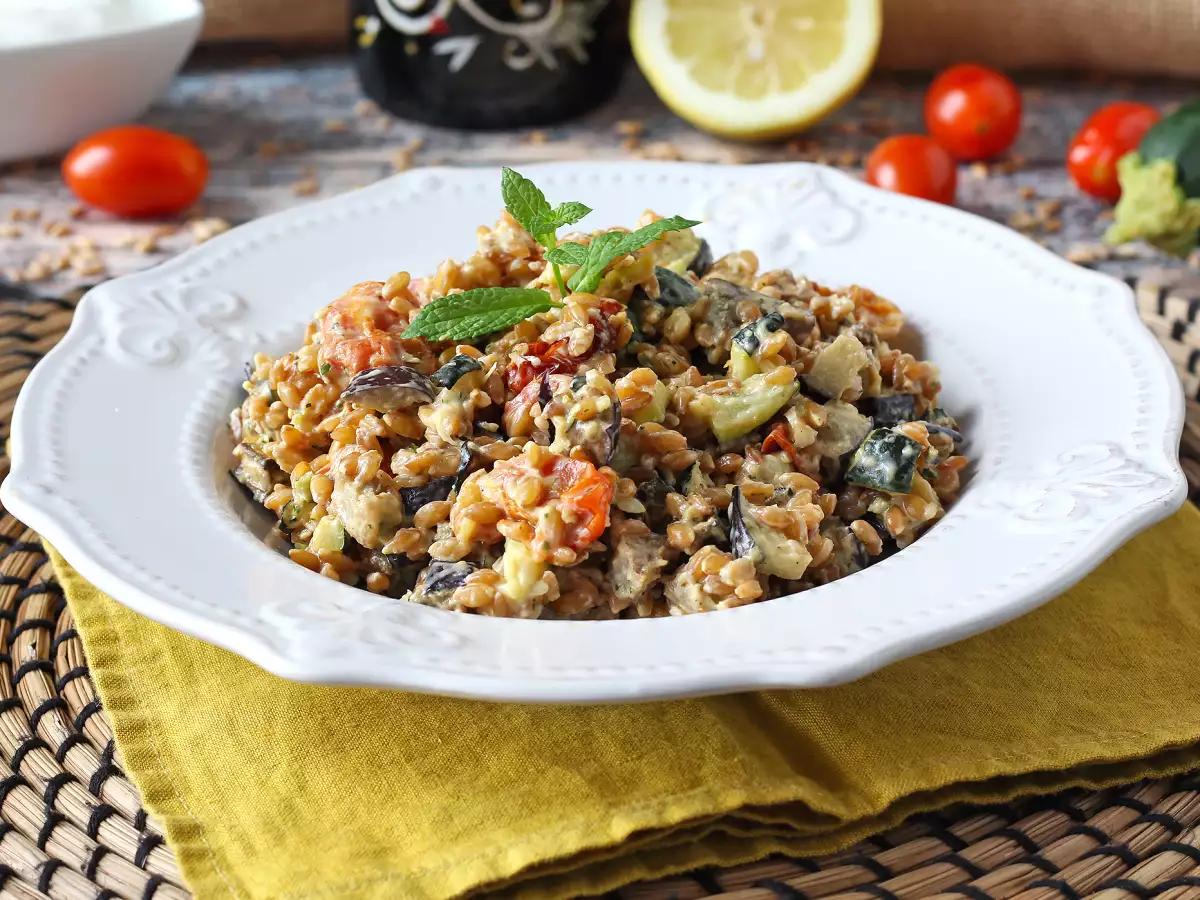 Cremiger Dinkelsalat mit Zucchini, Auberginen und Kirschtomaten - foto 2