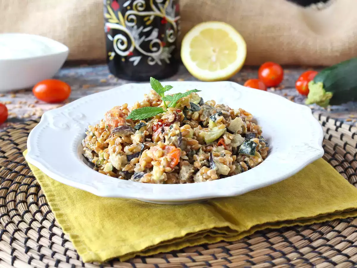 Cremiger Dinkelsalat mit Zucchini, Auberginen und Kirschtomaten - foto 3