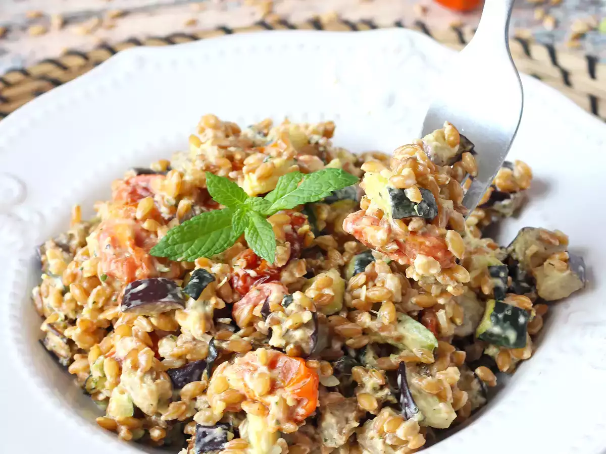 Cremiger Dinkelsalat mit Zucchini, Auberginen und Kirschtomaten - foto 4