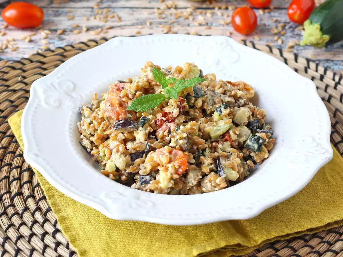 Cremiger Dinkelsalat mit Zucchini, Auberginen und Kirschtomaten - foto 5