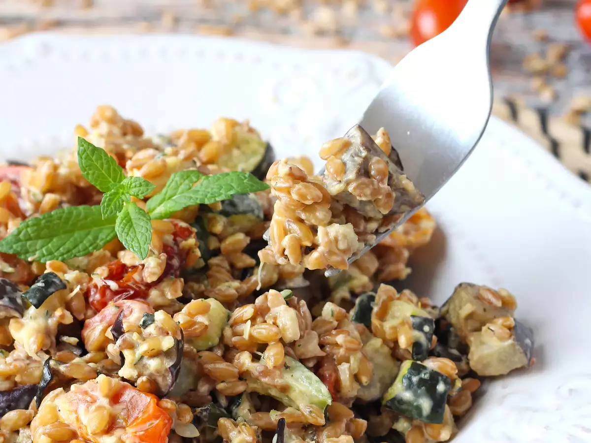 Cremiger Dinkelsalat mit Zucchini, Auberginen und Kirschtomaten - foto 6
