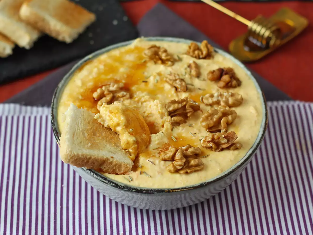 Cremiger Kürbis-Feta-Aufstrich mit einem Hauch Honig
