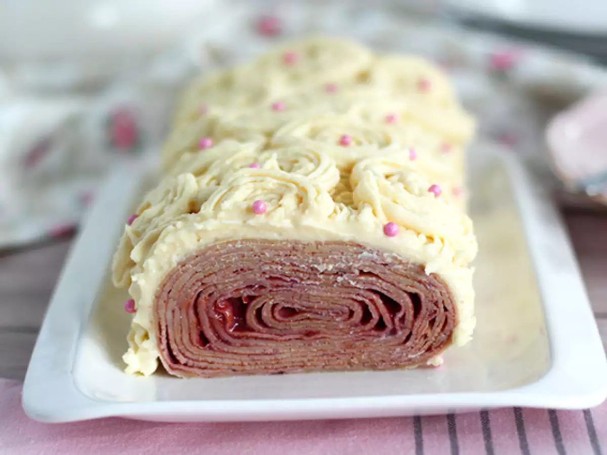 Crêpes-Bûche mit Himbeeren und weißer Schokolade