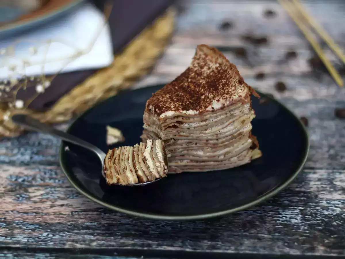 Crêpes-Torte nach Tiramisu-Art mit Kaffee und Kakao