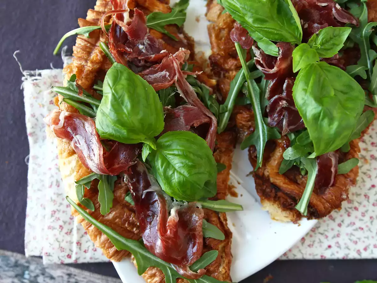 Croffle: Croissant aus dem Waffeleisen mit Feigenkonfitüre, Ziegenkäse und iberischem Schinken - foto 2