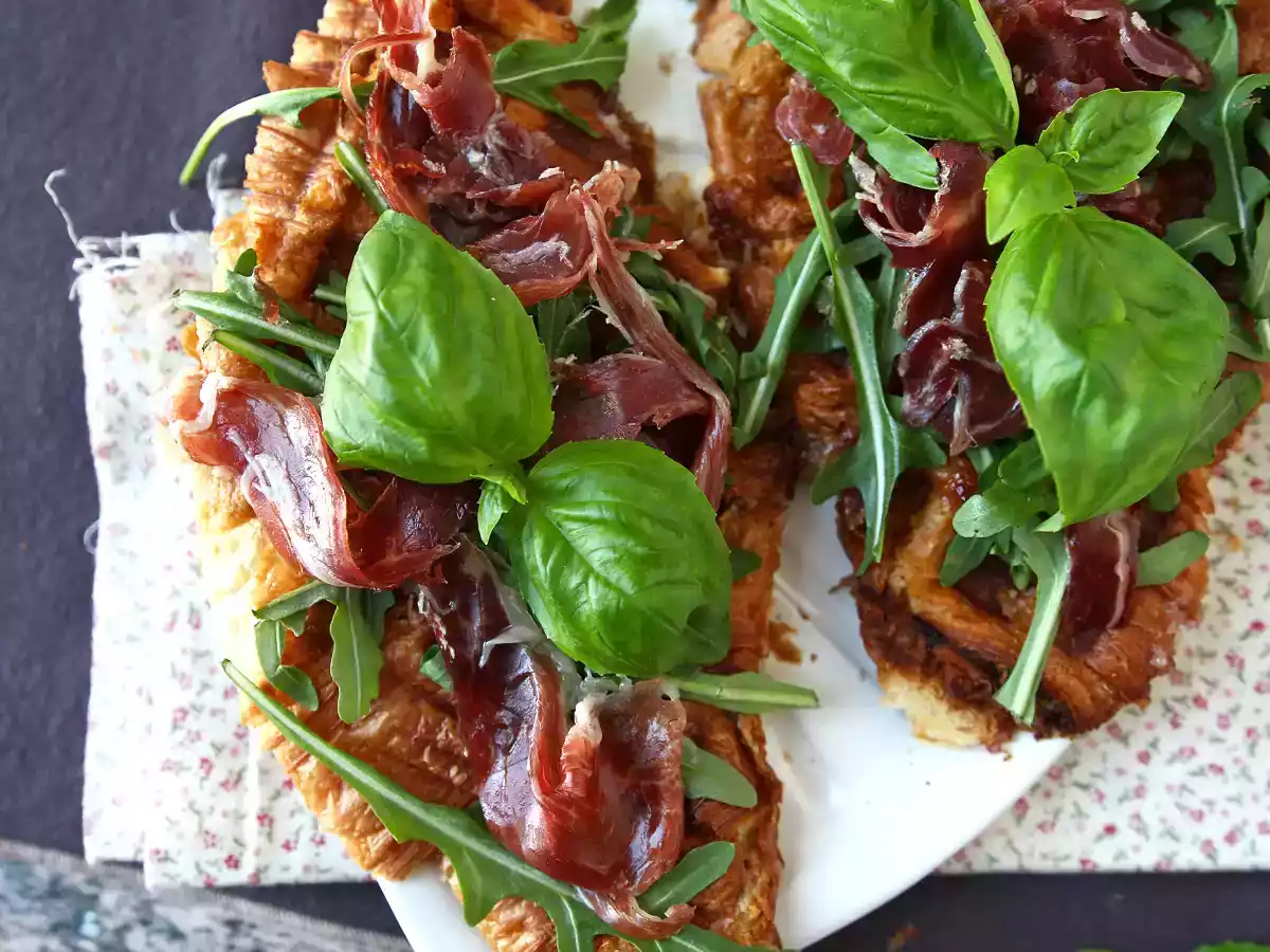 Croffle, das Croissant in Waffelform mit Feigenkonfitüre, Ziegenkäse und iberischem Schinken - foto 2