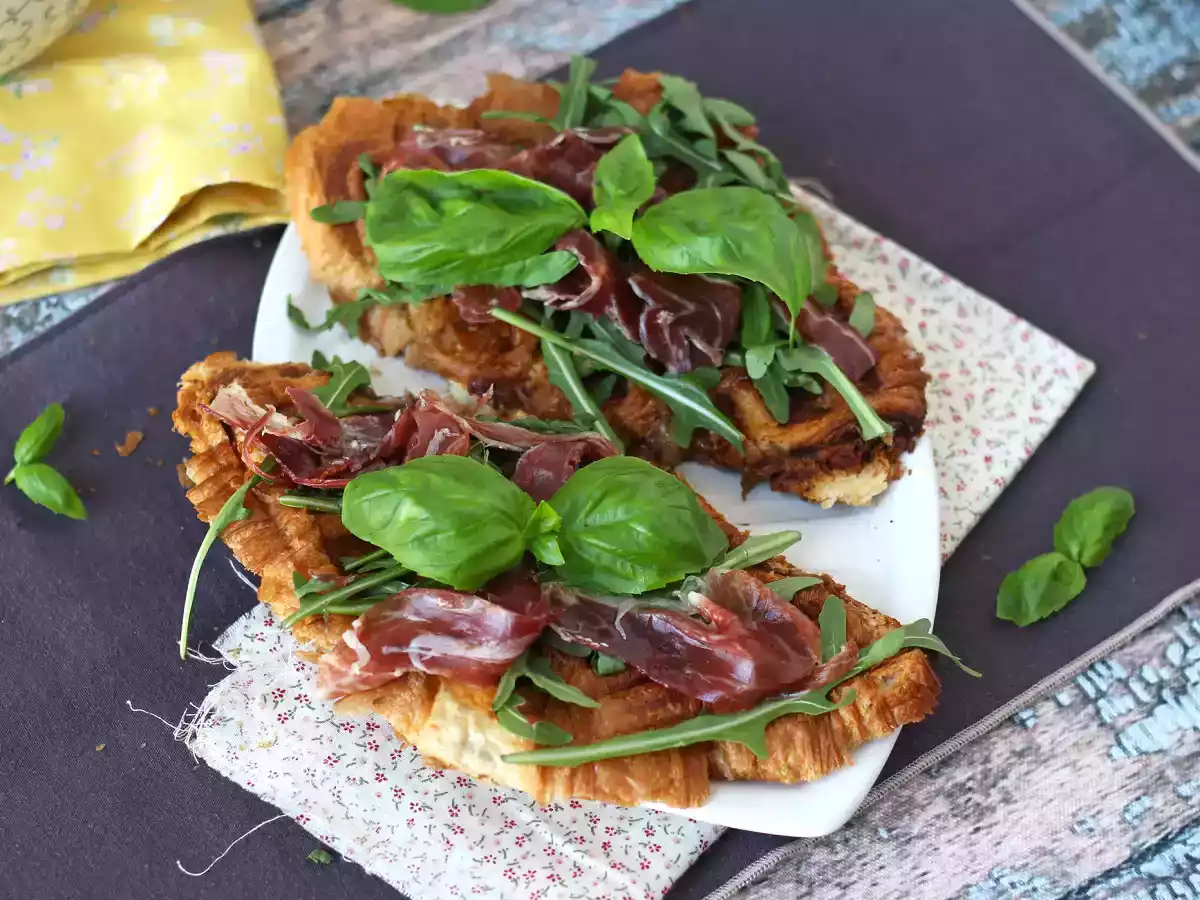 Croffle, das Croissant in Waffelform mit Feigenkonfitüre, Ziegenkäse und iberischem Schinken - foto 3