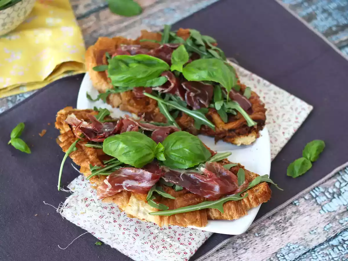 Croffle, das Croissant in Waffelform mit Feigenkonfitüre, Ziegenkäse und iberischem Schinken - foto 4
