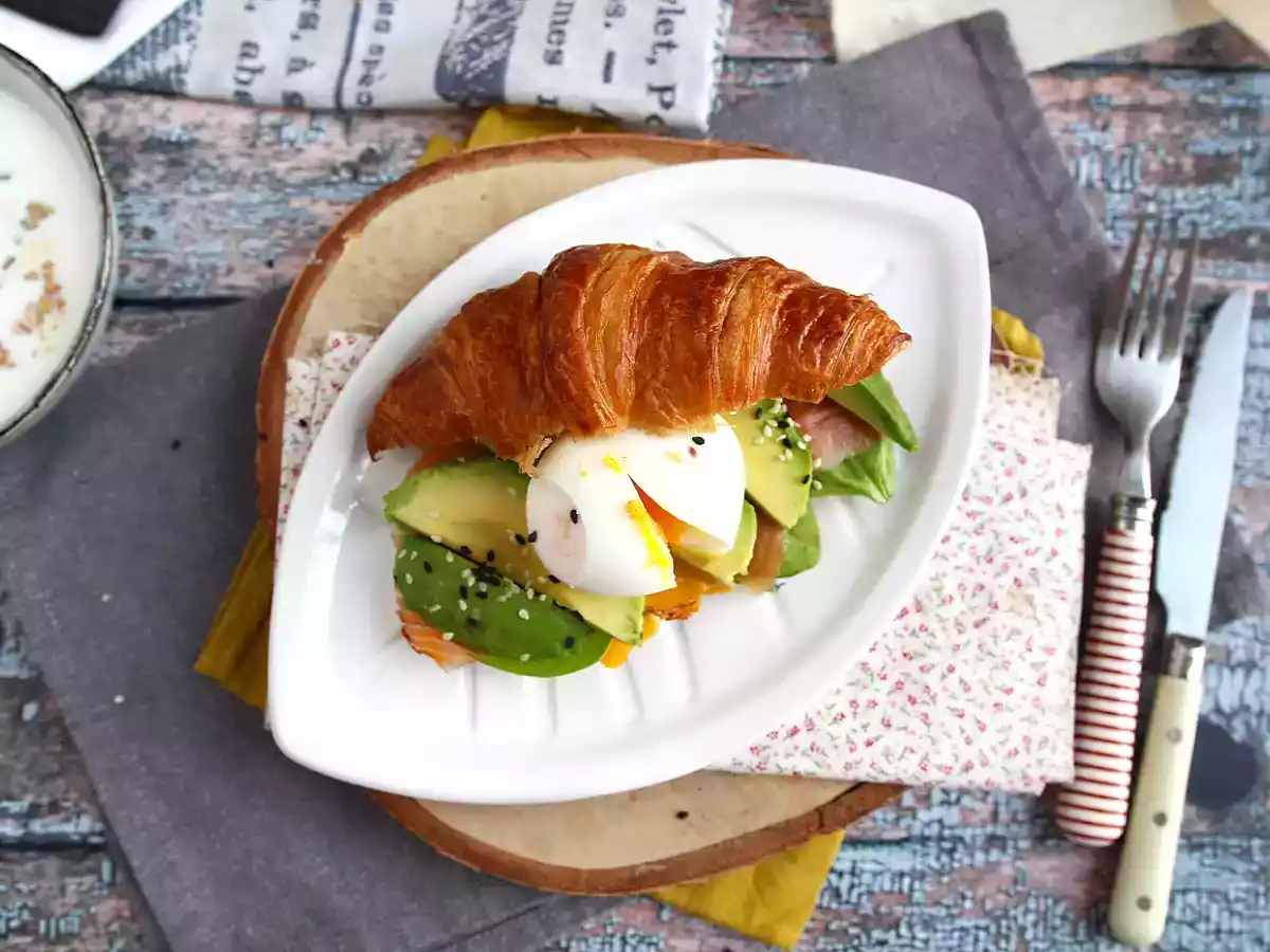 Croissant-Sandwich im Brunch-Stil - foto 2